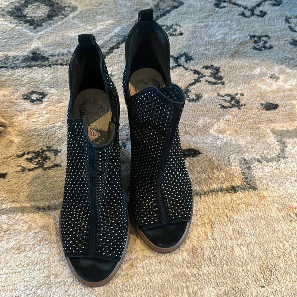 Black Vince Camuto heeled shoes. Size 8